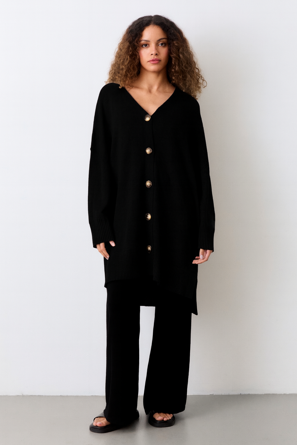 Hálfsíð hneppt oversized peysa svört