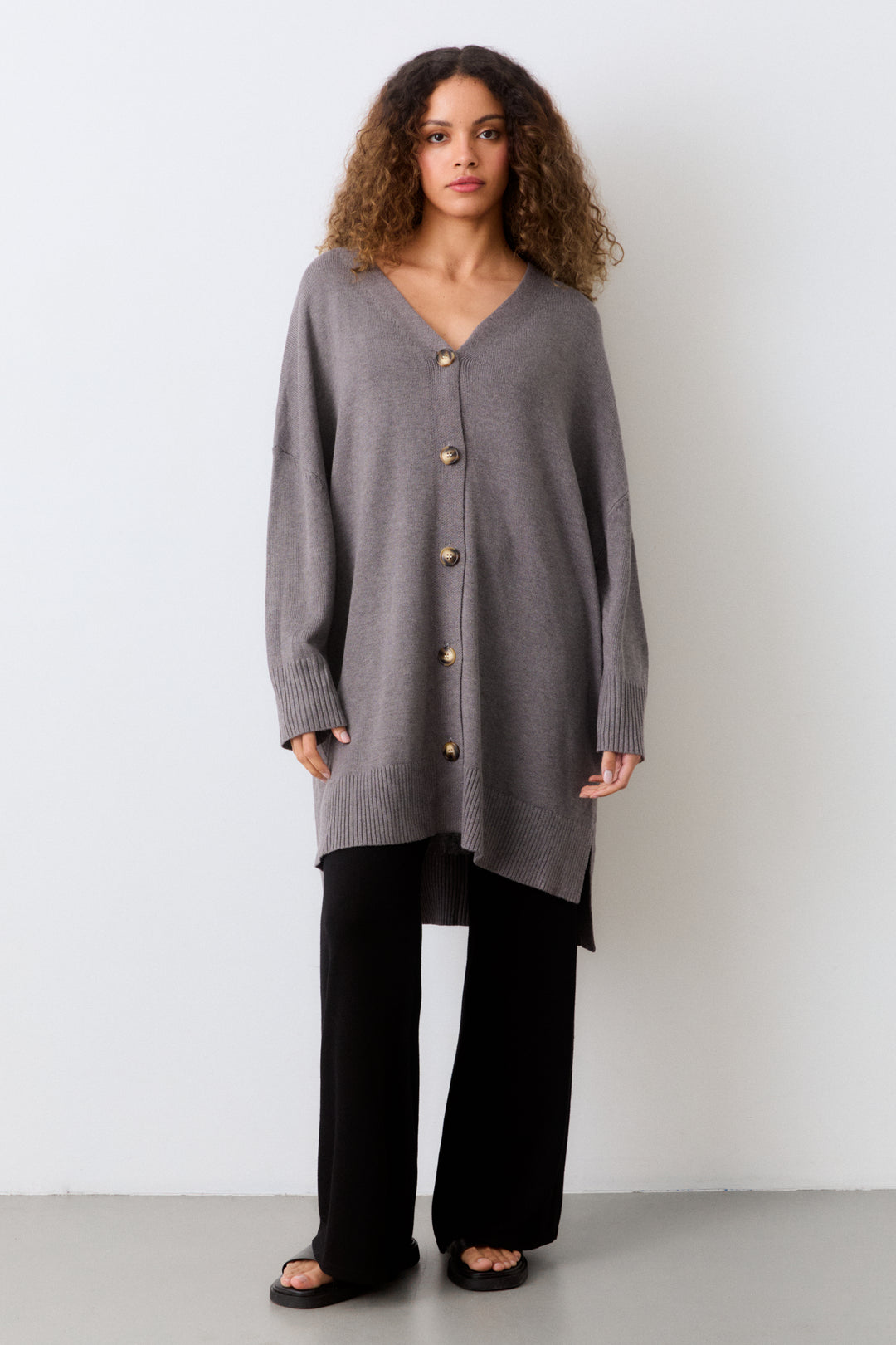Hálfsíð hneppt oversized peysa steingrá