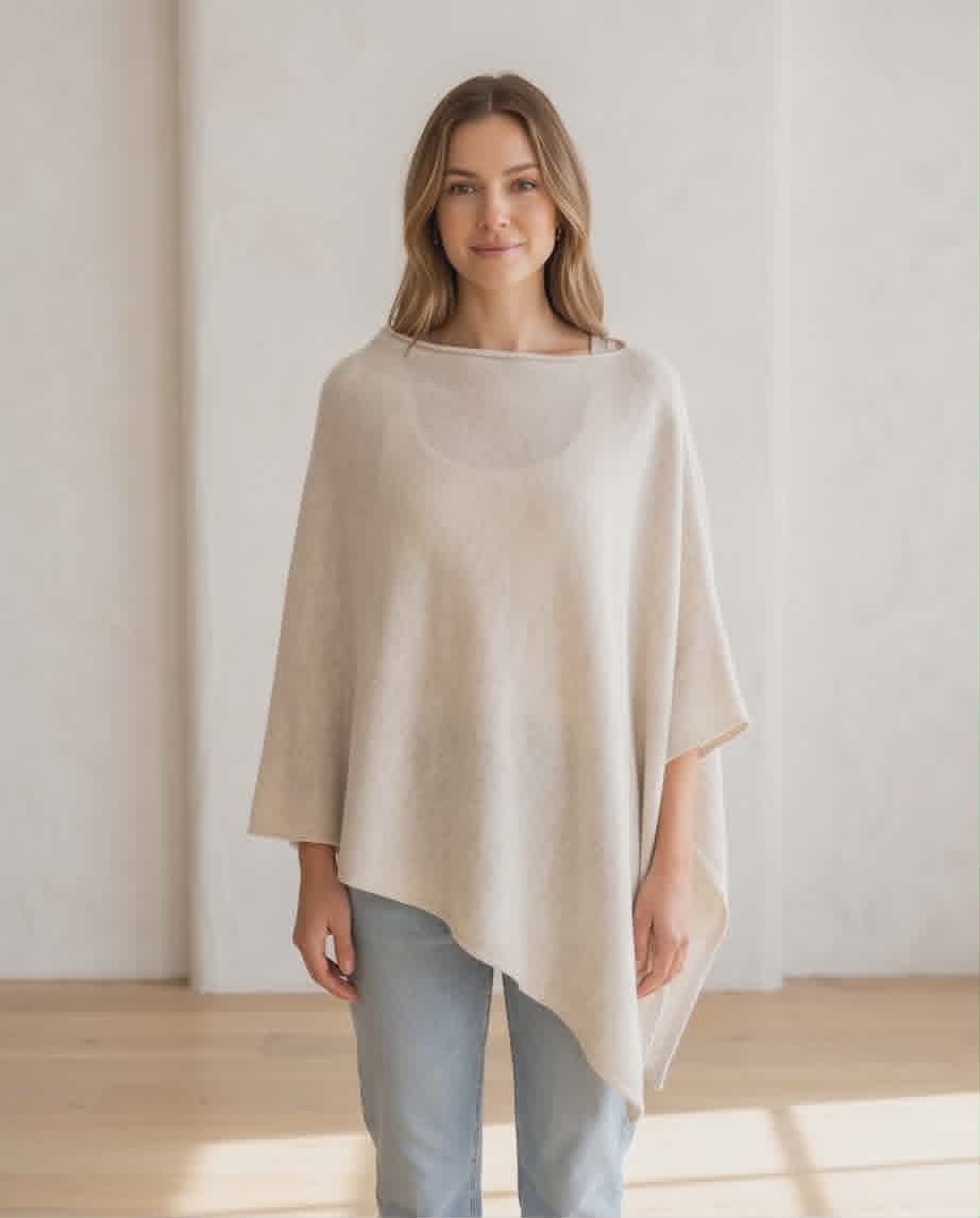 Petrina þunnprjónað Poncho Light oat - Ein stærð