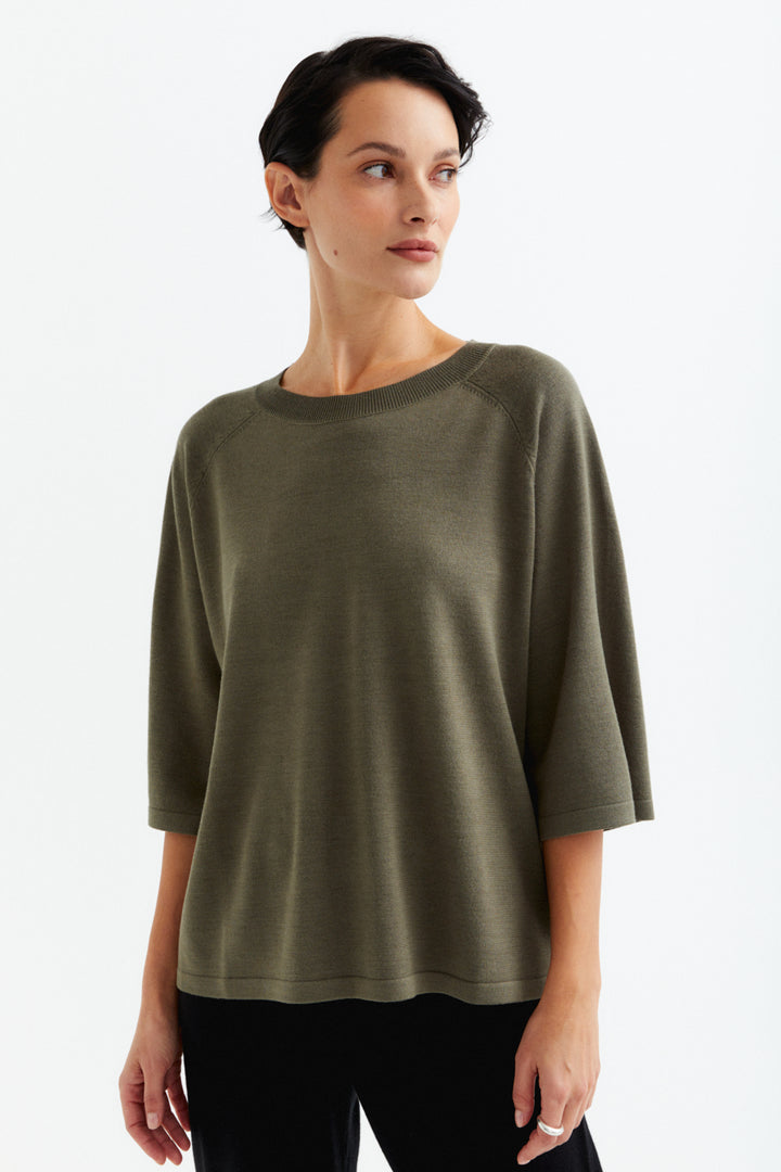 Þunn prjónuð (t-shirt) peysa khaki