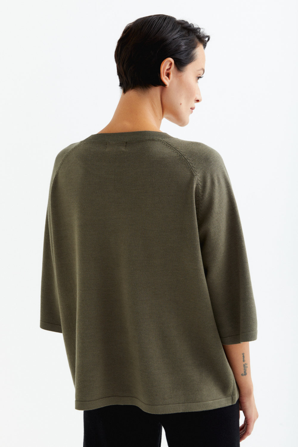 Þunn prjónuð (t-shirt) peysa khaki