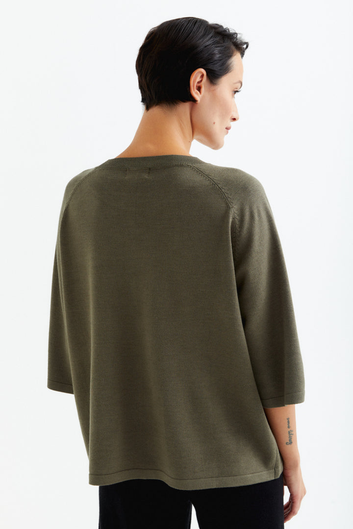 Þunn prjónuð (t-shirt) peysa khaki