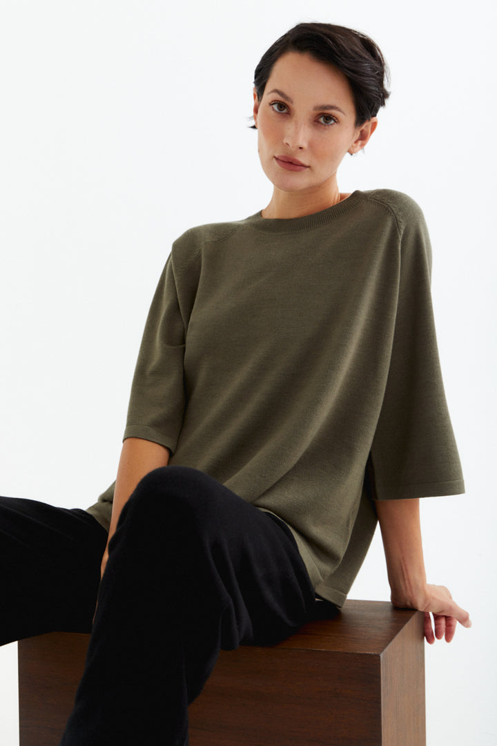 Þunn prjónuð (t-shirt) peysa khaki