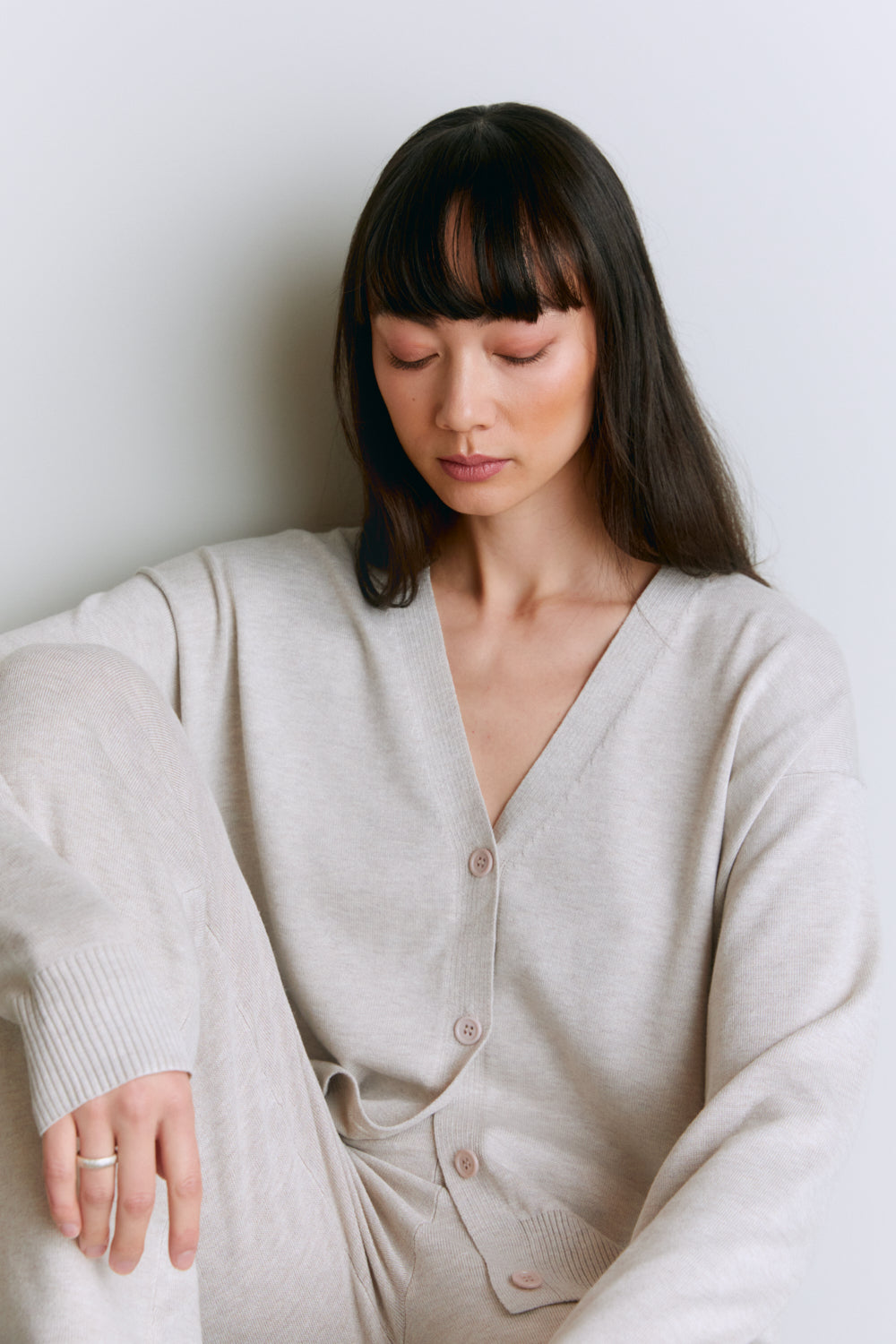 Þunn prjónuð klassísk hneppt peysa oat