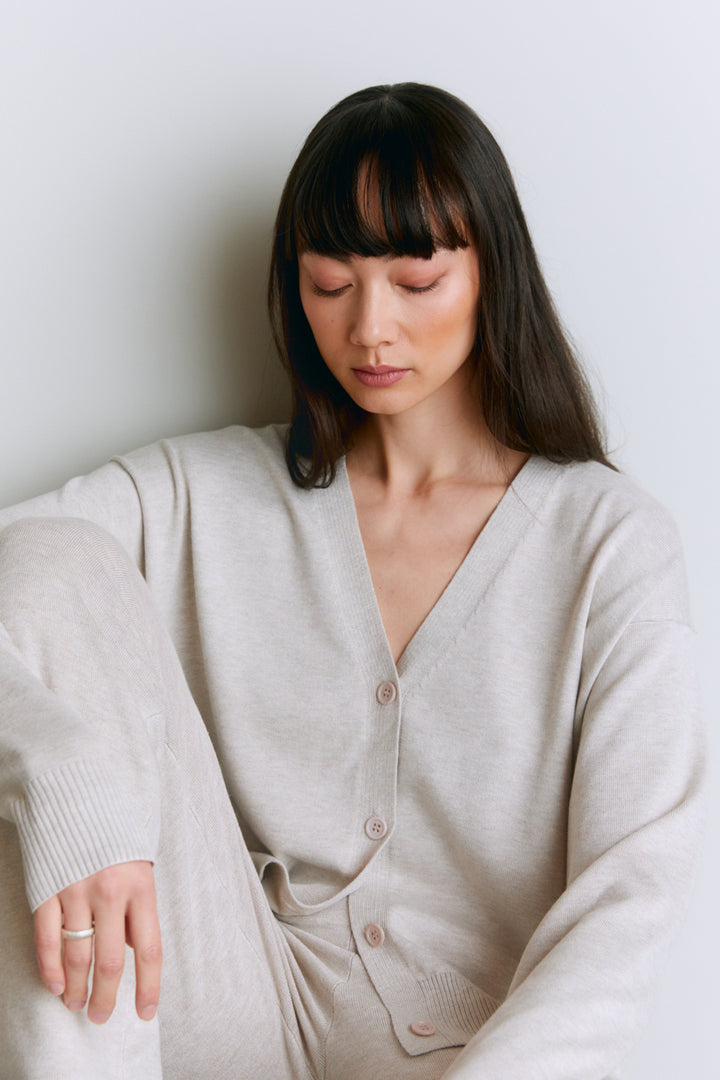 Þunn prjónuð klassísk hneppt peysa oat