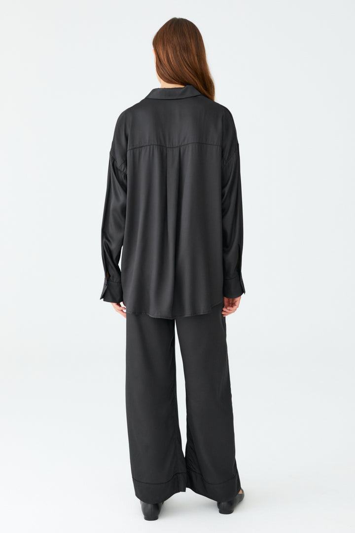 Víð 100% bambus skyrta dökkblá