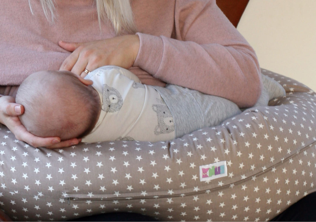 Knús stuðningspúði grár með stjörnum