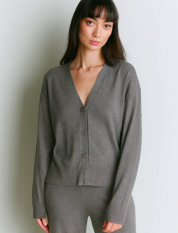 Þunn prjónuð klassísk hneppt peysa steingrá