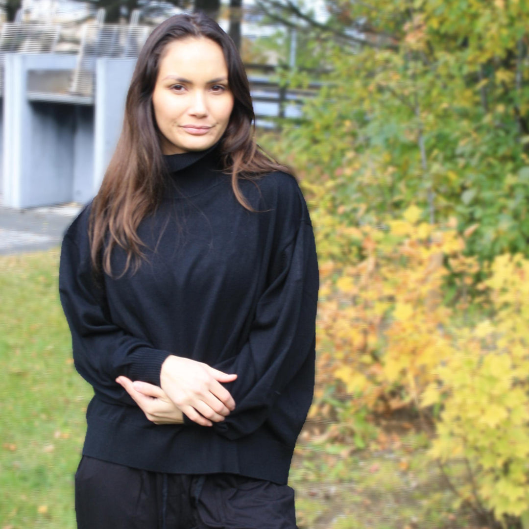 Þunn prjónuð rúlllukraga peysa
