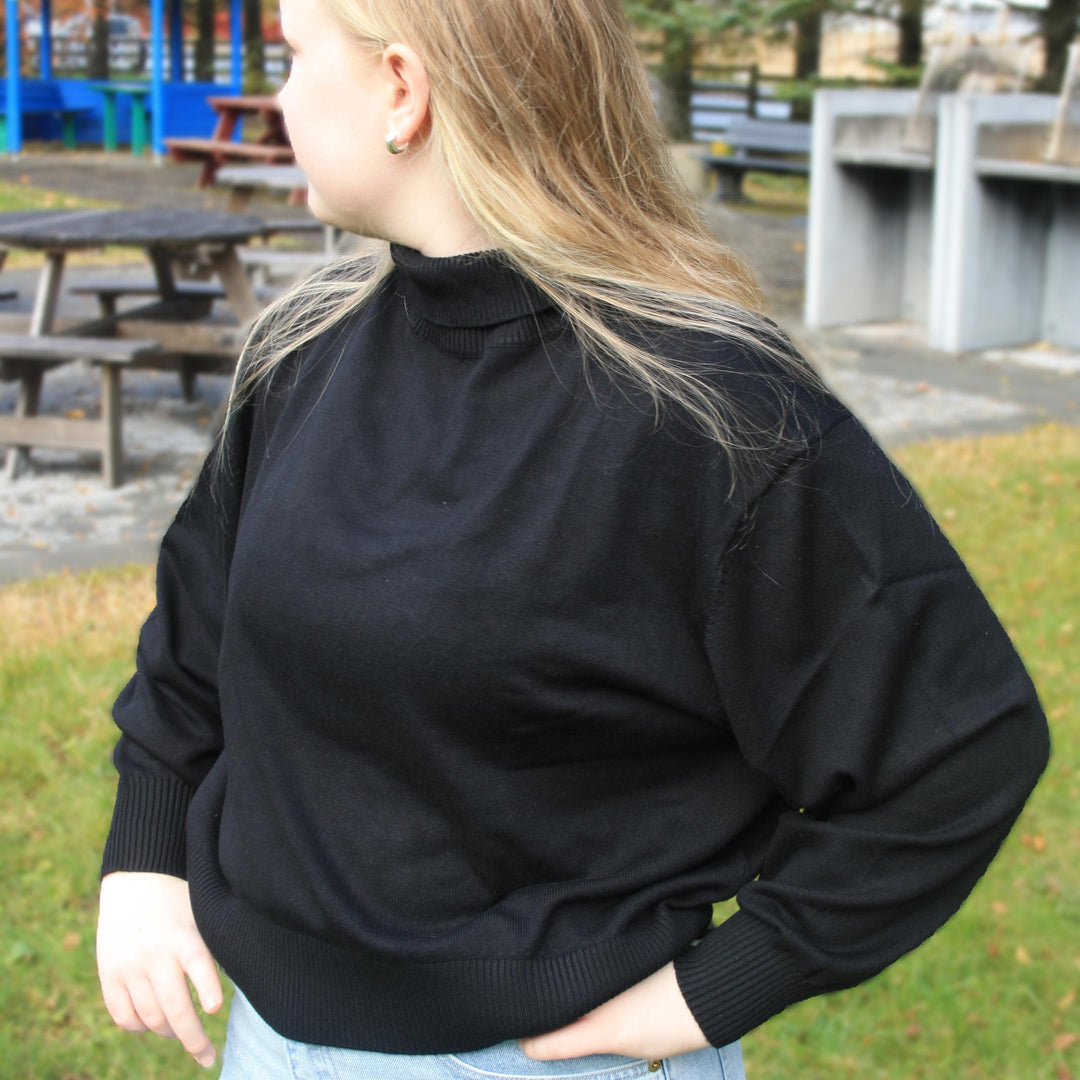 Þunn prjónuð rúlllukraga peysa
